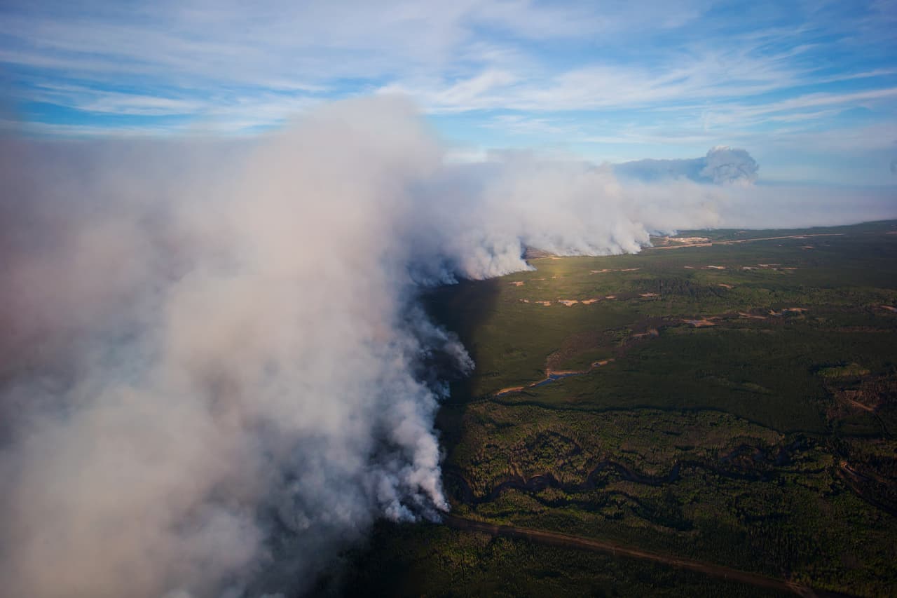 Los equipos que combaten el incendio dijeron que la única forma de controlar las llamas es con la ayuda de varios días de fuertes lluvias, lo que no está previsto de momento.
