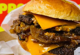 <h3 class="cms-H3-H3">Hamburguesa de Avestruz </h3>
<br>Hamburguesas de avestruz 100% criadas en Carolina del Norte con doble carne, queso, cebollas asadas y salsa especial en pan brioche.