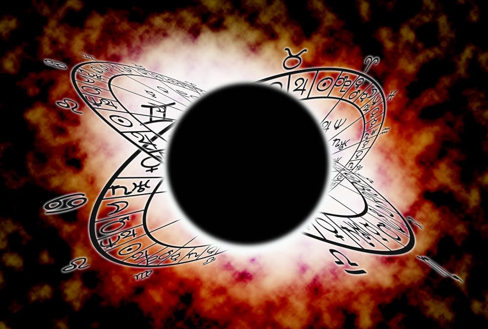 Los eclipses son eventos importantes dentro de la Astrología sobre todo los de Sol, cuando ocurren el día del nacimiento, y los de Luna según el signo zodiacal de cada cual.
<br>
<br>Por Profesor Zellagro