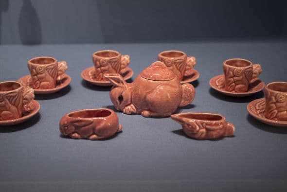 Los visitantes descubrirán una manta de color violeta, regalo de los Obama al heredero en su nacimiento, y podrán admirar el vestido que llevó el príncipe el día de su bautizo.