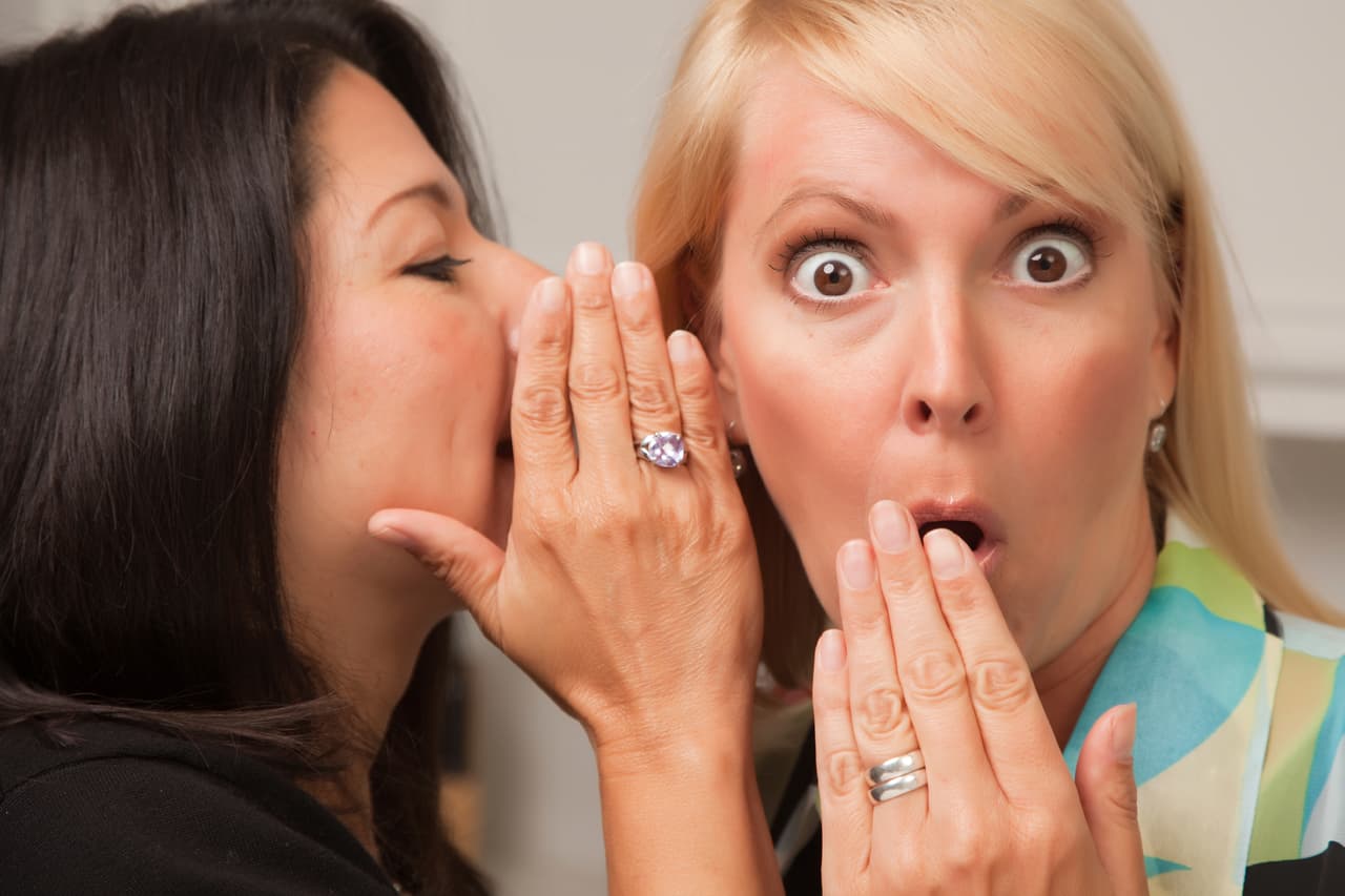 Peligros que debes evitar: ¡La indiscreción! Incurrir en el error de contar tus asuntos íntimos a terceras personas que podrían comprometerte seriamente y poner en peligro tu relación.