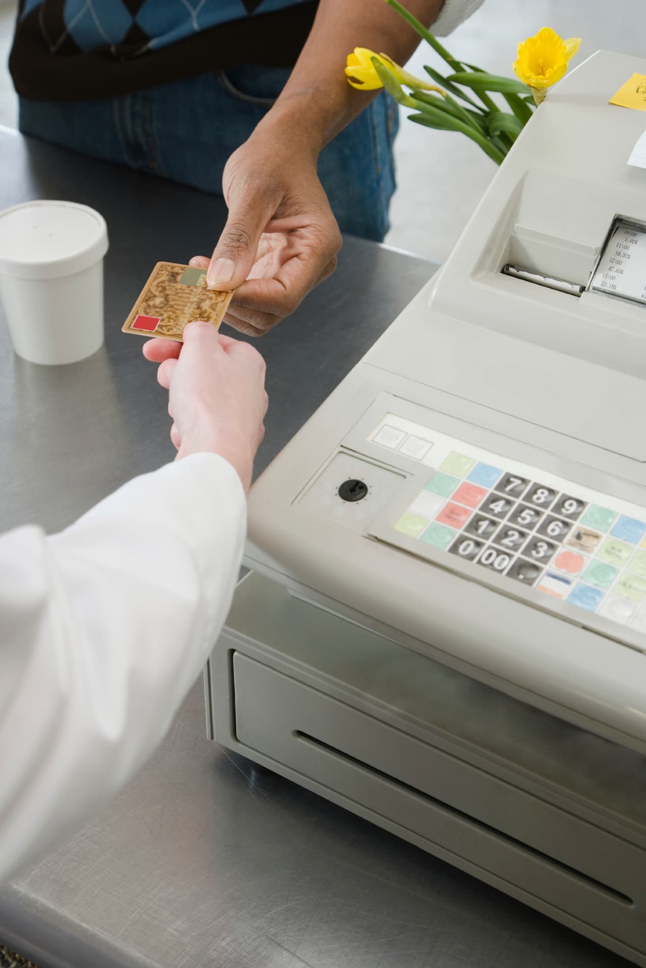 Peligros que debes evitar: ¡Las compras impulsivas! Salir a las tiendas con todas las tarjetas de crédito y gastar más de lo que puedes endeudándote considerablemente.