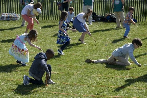 La celebración anual se remonta a 1878, donde los niños buscan huevos de colores entre los arbustos del jardín para luego empujarlos hasta la línea de meta con la única ayuda de una cuchara de madera.