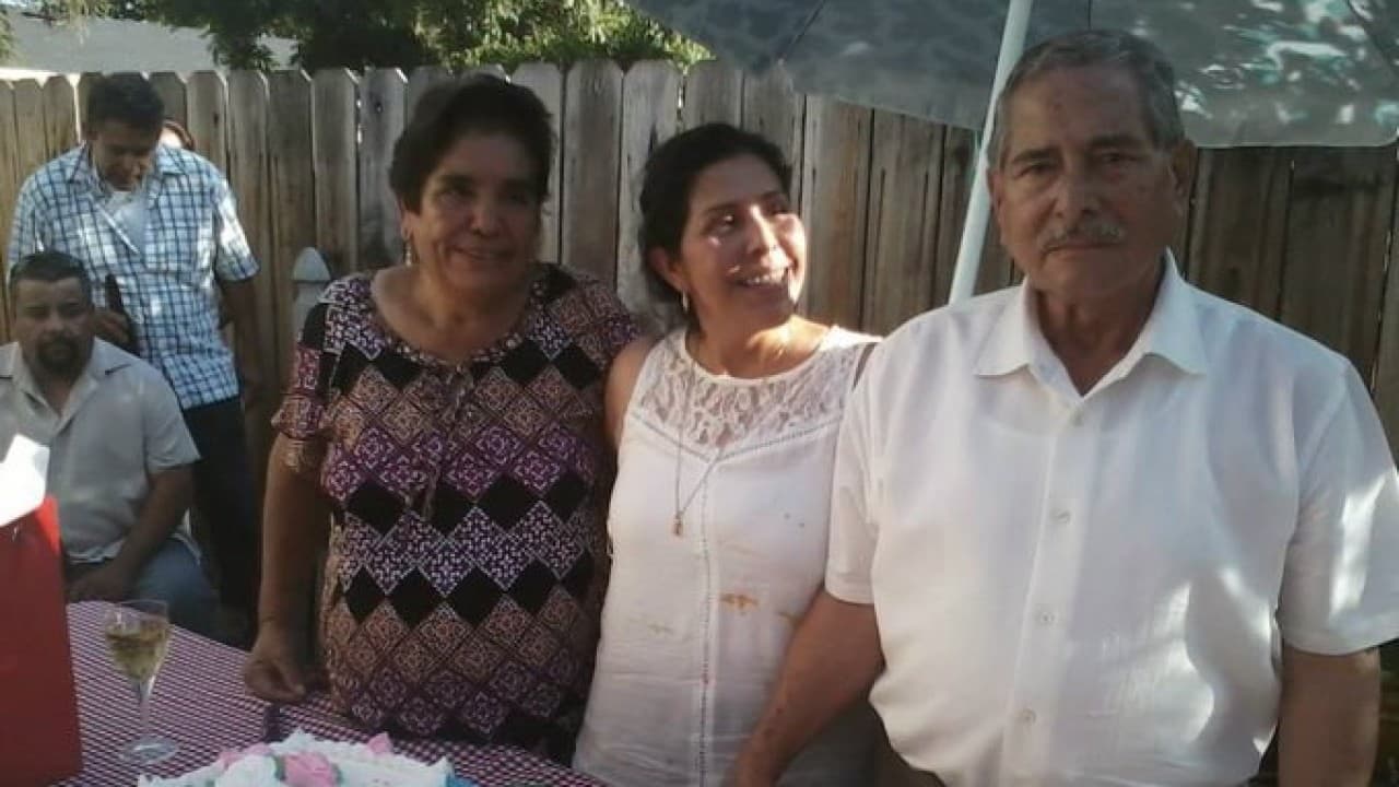 <b>El emotivo reencuentro de una mexicana con sus padres tras décadas sin verse. | </b>El momento fue logrado gracias al esfuerzo de Luis Cortes Romero, un joven beneficiario de DACA, nacido en México y criado en California. Cortes Romero publicó el video en sus redes sociales y comentó que esta fue una promesa que hizo al momento de estudiar Derecho.