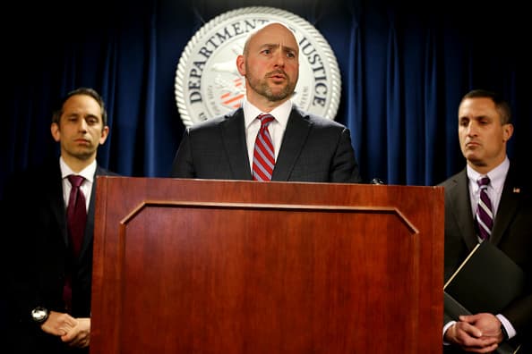 Este martes, el fiscal federal Andrew E. Lelling, anunció en rueda de prensa, cargos contra 50 personas involucradas en un plan nacional de estafas y sobornos durante los procesos de admisión en prestigiosas universidades del país, que presumen recolectó 25 millones de dólares.
<br> (Photo by Craig F. Walker/The Boston Globe via Getty Images)