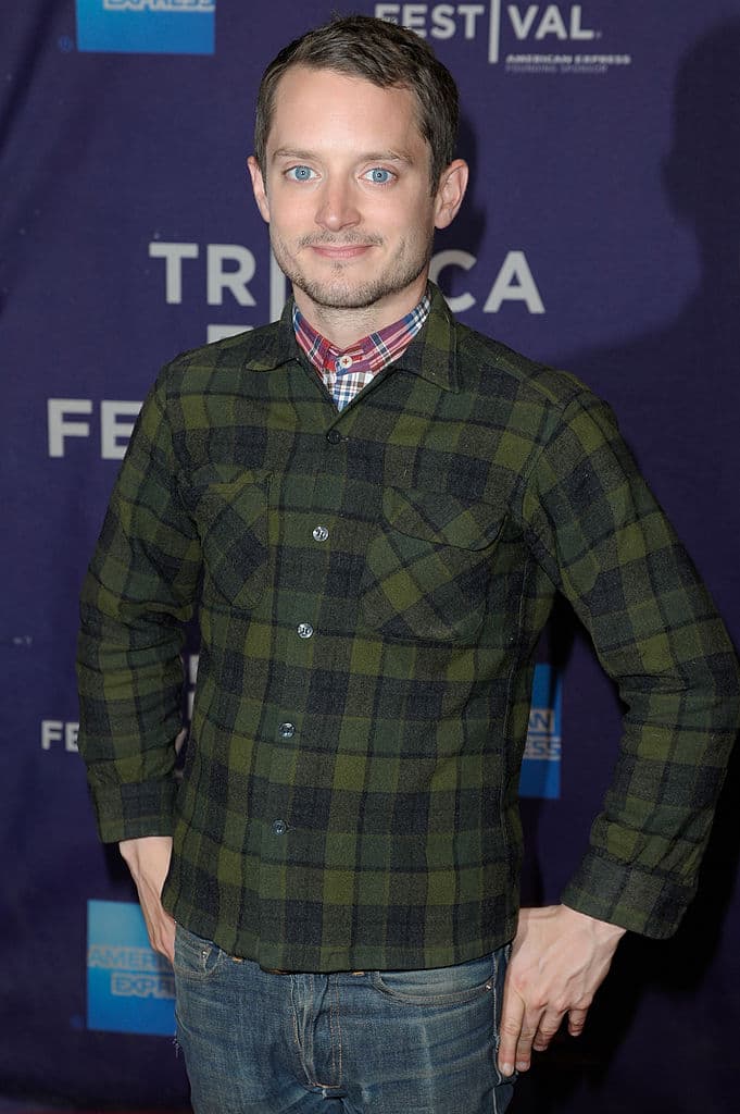 Poco después, un profesor de lógica de la universidad recibe una nota en la que se advierte que ese es el primero de una serie de asesinatos. El estudiante y el profesor deciden investigar el caso, utilizando códigos matemáticos, para encontrar el patrón que sigue este asesino en serie.
<br>