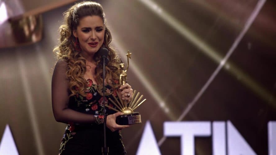 "Finalmente cuando hacemos la última escena donde yo estoy recibiendo el premio, Benjamín Cann, que el era el director del proyecto me dice: 'Ok, ya tenemos ese final, ahora hagamos otro donde tú volteas la mirada y descubres a alguien'".