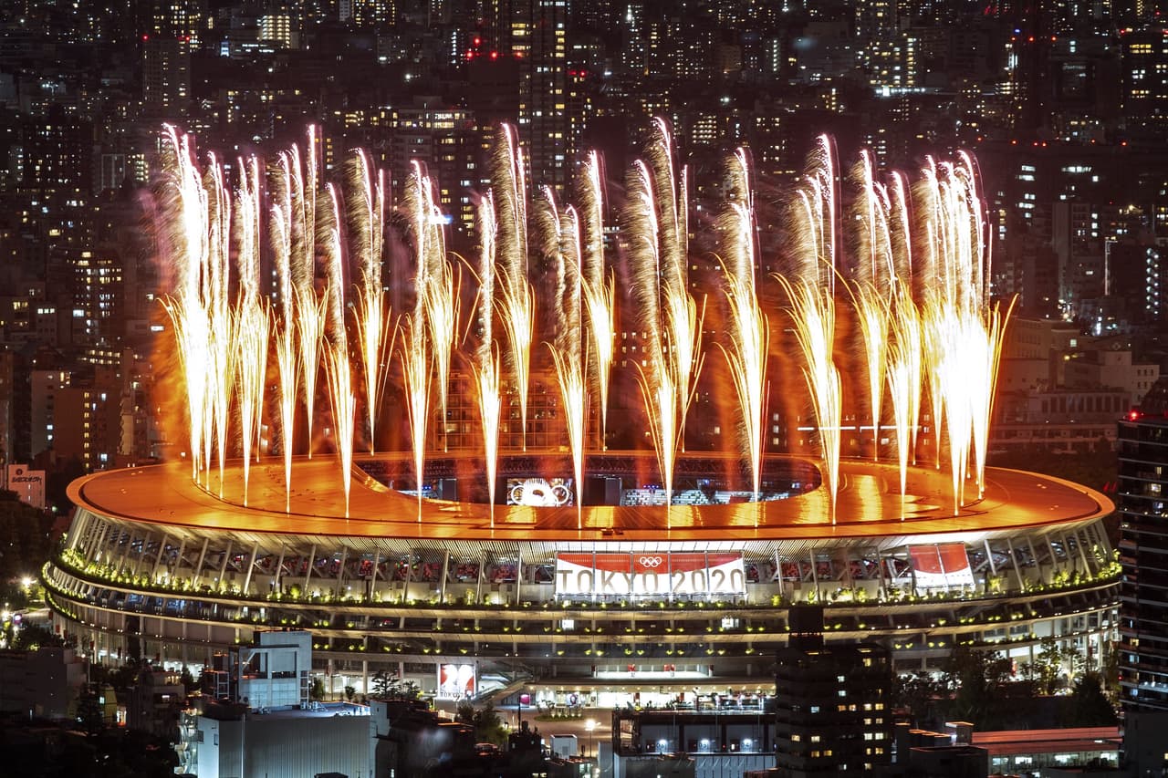 Fuegos artificiales sobre el Estadio Olímpico de Tokio, parte de una ceremonia de inauguración limitada en por las restricciones para evitar el covid-19. Un año después de lo previsto, la apertura tuvo lugar ante menos de 1,000 personalidades y dirigentes para minimizar los riesgos de la pandemia.