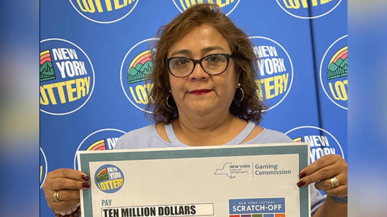 Vecina de Queens obtiene premio de 10,000,000 de dólares en juego de raspadito 