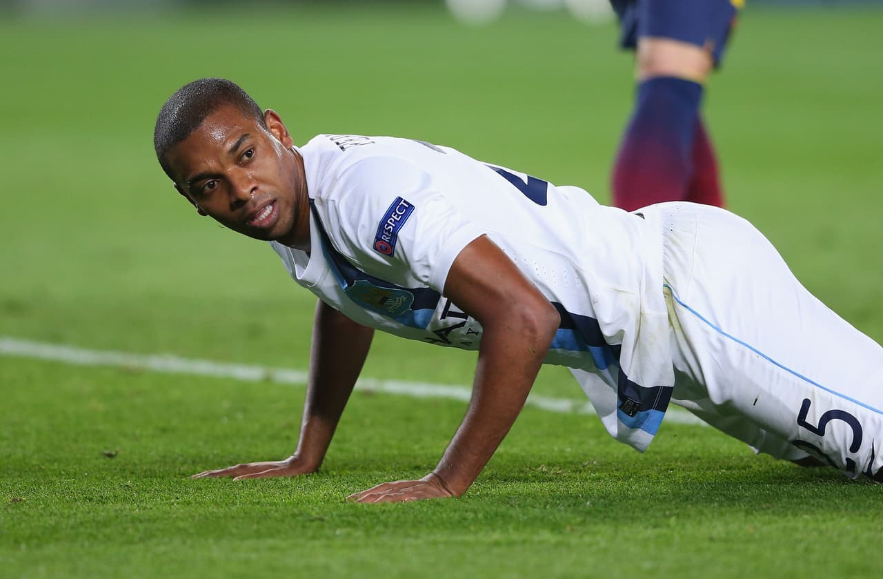La playera del volante brasileño Fernandinho con Manchester City también está dentro de la colección del crack argentino.