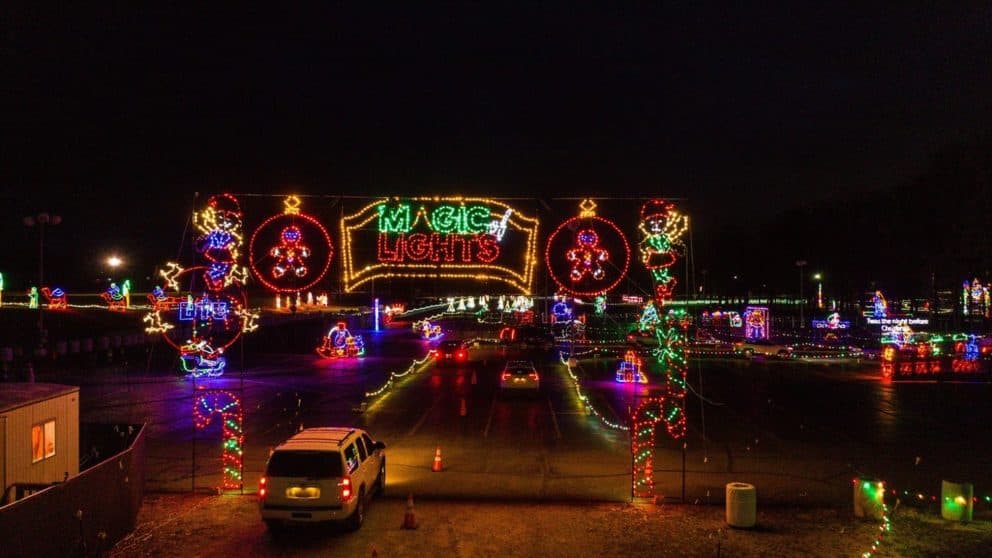 <b><a href="https://magicoflights.com/events/raleigh/" target="_blank">Magic of Lights (hasta el 2 de enero)</a></b>: Una nueva experiencia deslumbrante de luces navideñas en el Coastal Credit Union Music Park en Walnut Creek. Magic of Lights presenta escenas navideñas favoritas y personajes de la temporada utilizando la última tecnología LED y animaciones digitales.