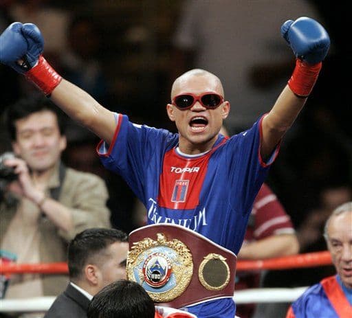 El boxeador argentino Jorge Rodrigo 'Hiena' Barrios, fue procesado por homicidio culposo, tras provocar la muerte de una mujer embarazada en un choque y huir sin prestar ayuda en el 2010. En 2012 fue condenado a cuatro años de prisión pero salió a los cuatro meses tras pagar una multa de 250 mil pesos argentinos.