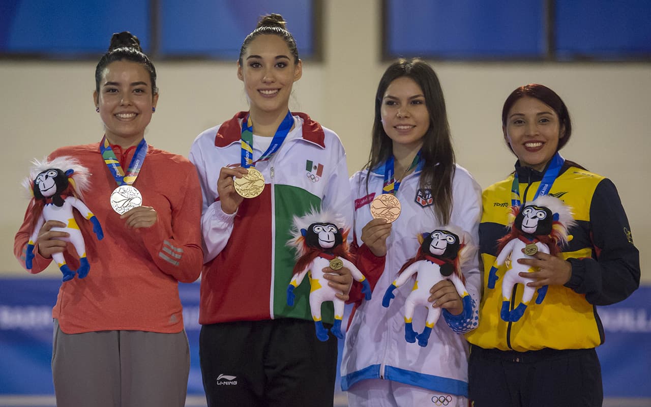 La taekwondoín Daniela Rodríguez (centro, izquierda), le dio a México la primera Medalla de Oro en los Juegos Centroamericanos y del Caribe, Barranquilla 2018.