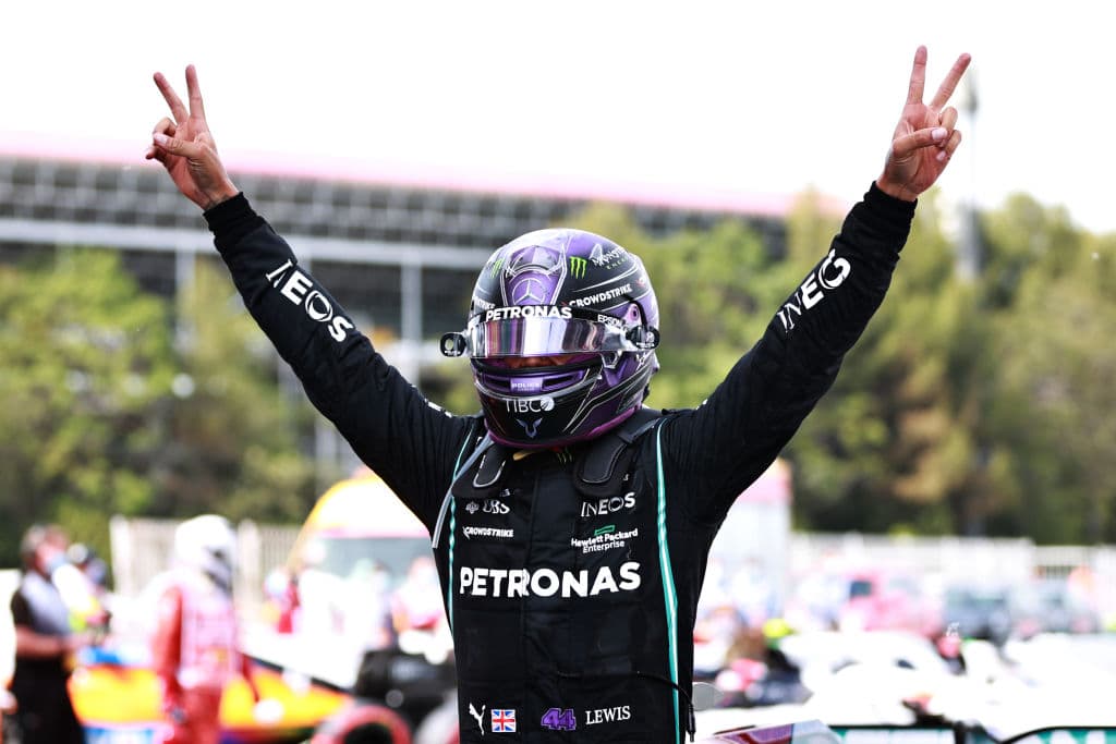 Lewis Hamilton se lleva el Gran Premio de España de la Formula 1. El piloto británico compartió el podio con Max Verstappen de Red Bull, quien cumplió su carrera número 100 y Valtteri Bottas de Mercedes Benz, quien quedó en tercera posición. El mexicano Sergio Pérez obtuvo la quinta posición.