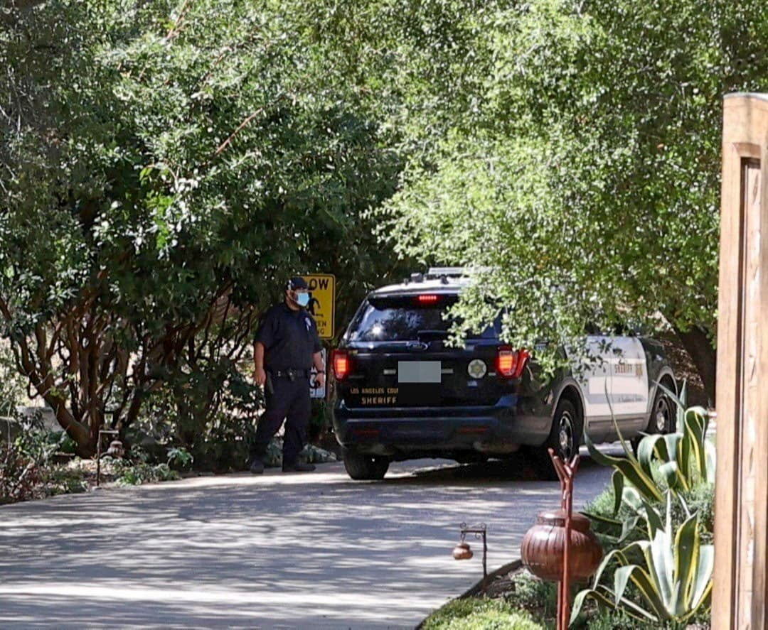 La policía fue vista entrando a la residencia de Will Smith este martes 29 de marzo.