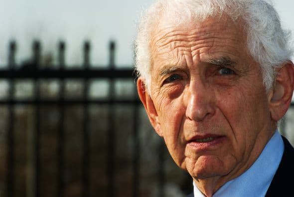 DANIEL ELLSBERG. Es un exanalista de las Fuerzas Armadas de los Estados Unidos. En 1971 filtró al New York Times y al Washington Post documentos clasificados sobre decisiones tomadas por el régimen estadounidense sobre la Guerra de Vietnam. La filtración se conoció popularmente como “Pentagon Papers”.