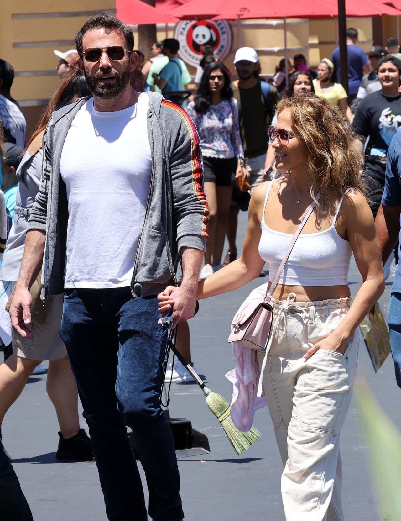 Sin atribuírselo a nadie en particular, dijo: "
<b><a href="https://music.apple.com/us/curator/the-zane-lowe-show/990050553?at=11lDJ&ct=1547100Xb98e78410eeb958397fc6a110df322b6" target="_blank">Estoy superfeliz</a></b>. Sé que la gente siempre se pregunta: '¿Cómo estás? ¿Qué está pasando? ¿Estás bien?’ Esto es. Nunca he estado mejor", dijo a Zane Lowe de Apple Music este lunes 5 de julio.
<br>