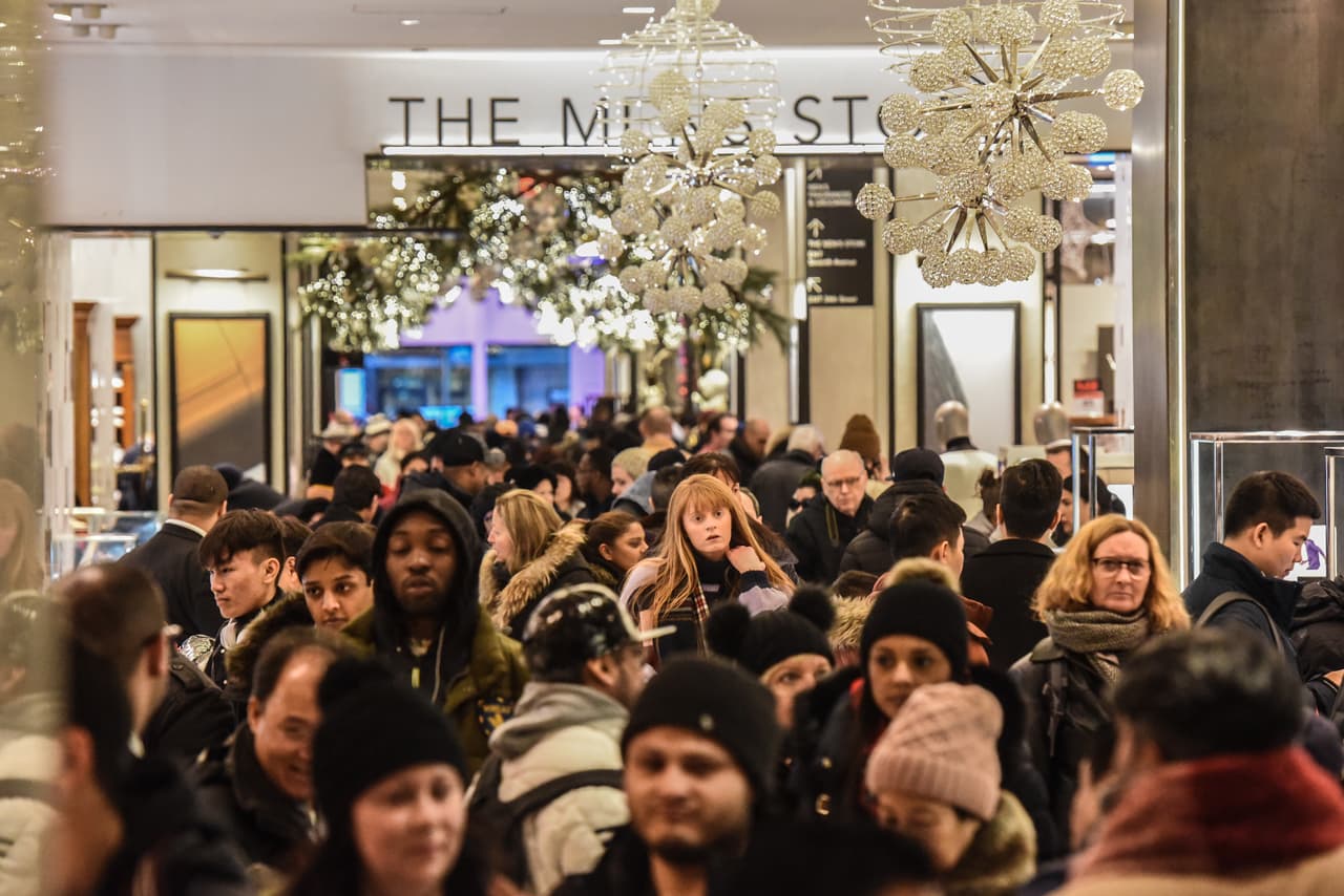 Miles de compradores salen en busca de descuentos de Black Friday en tiendas de Nueva York y Nueva Jersey