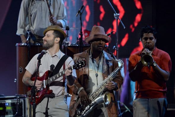 En este tema Calle 13 menciona la política, las guerras, el racismo y muchos otros temas controverciales.