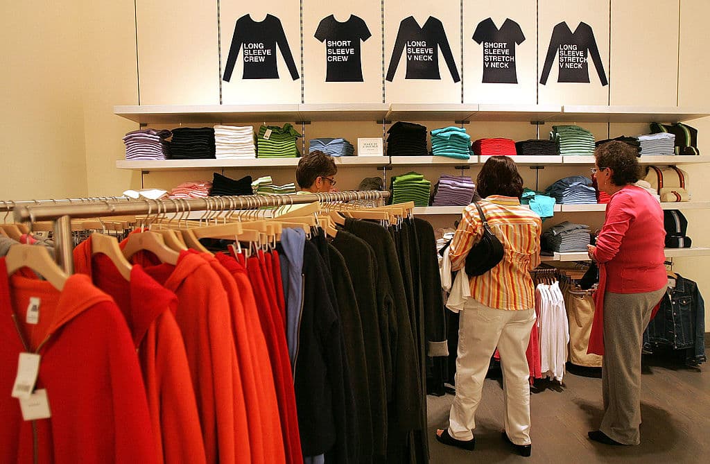 <b>North Riverside</b>
<br>Este mall también tiene una gran variedad de tiendas como FOREVER 21, Old Navy, Victoria's Secret y está abierto de domingo a sábado de 10am a 8pm, mientras que los domingos tiene un horario de 11am a 6pm, aunque este viernes 24 de diciembre el horario será de 10am a 6pm y el sábado 25 cerrará sus puertas, para reabrir el domingo 26 en su horario habitual. Está ubicado en el 7501 West Cermak Road, North Riverside.