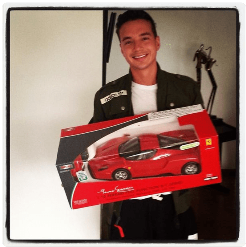 Y es que J Balvin es fan de Ferrari desde hace mucho tiempo. En la imagen lo vemos con un 
<b>modelo a escala</b> del Ferrari Enzo, demostrando su pasión por los carros del legendario fabricante.