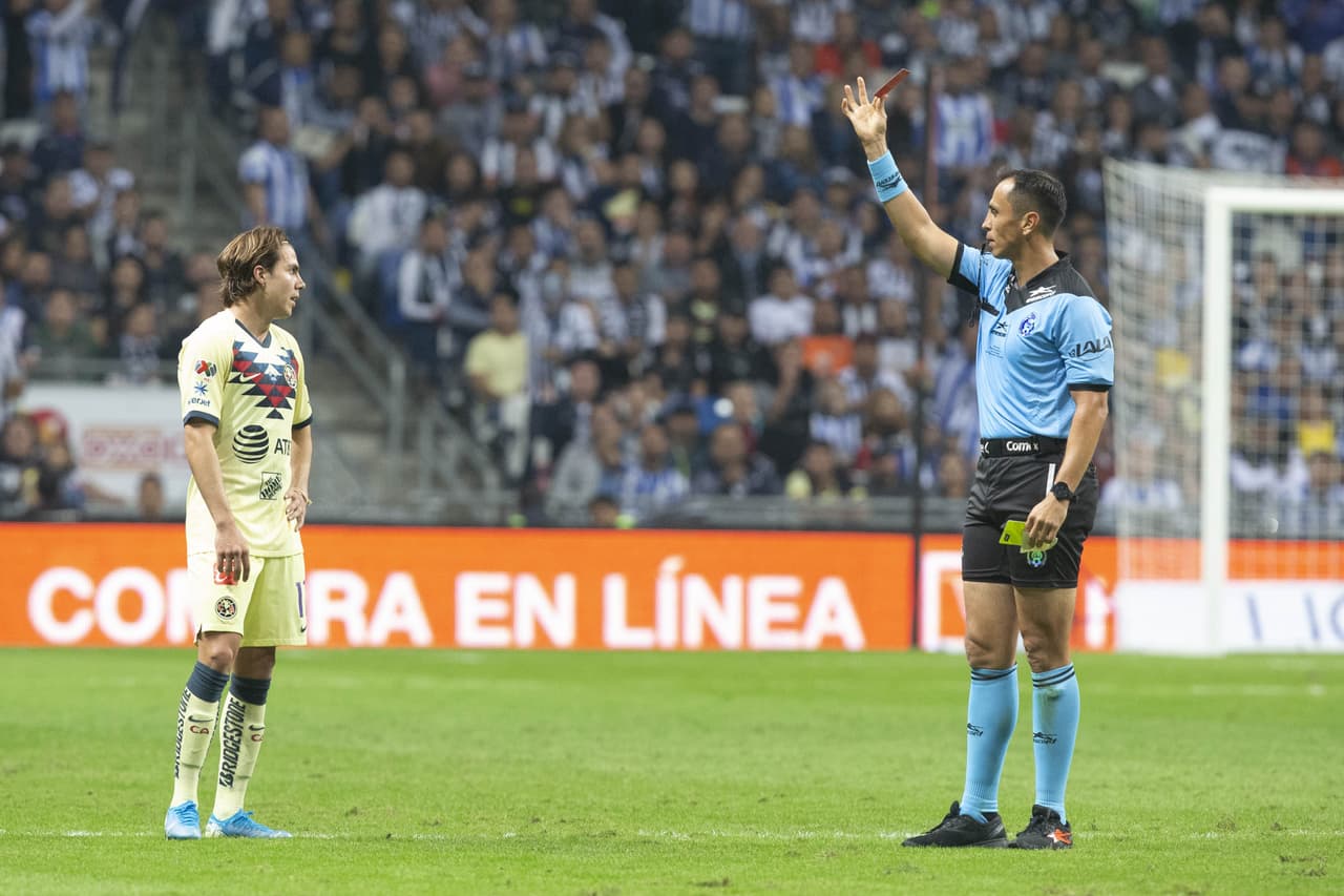 Córdova se expulsado luego de que así lo juzgara el VAR y tras una fuerte entrada sobre Vangioni.