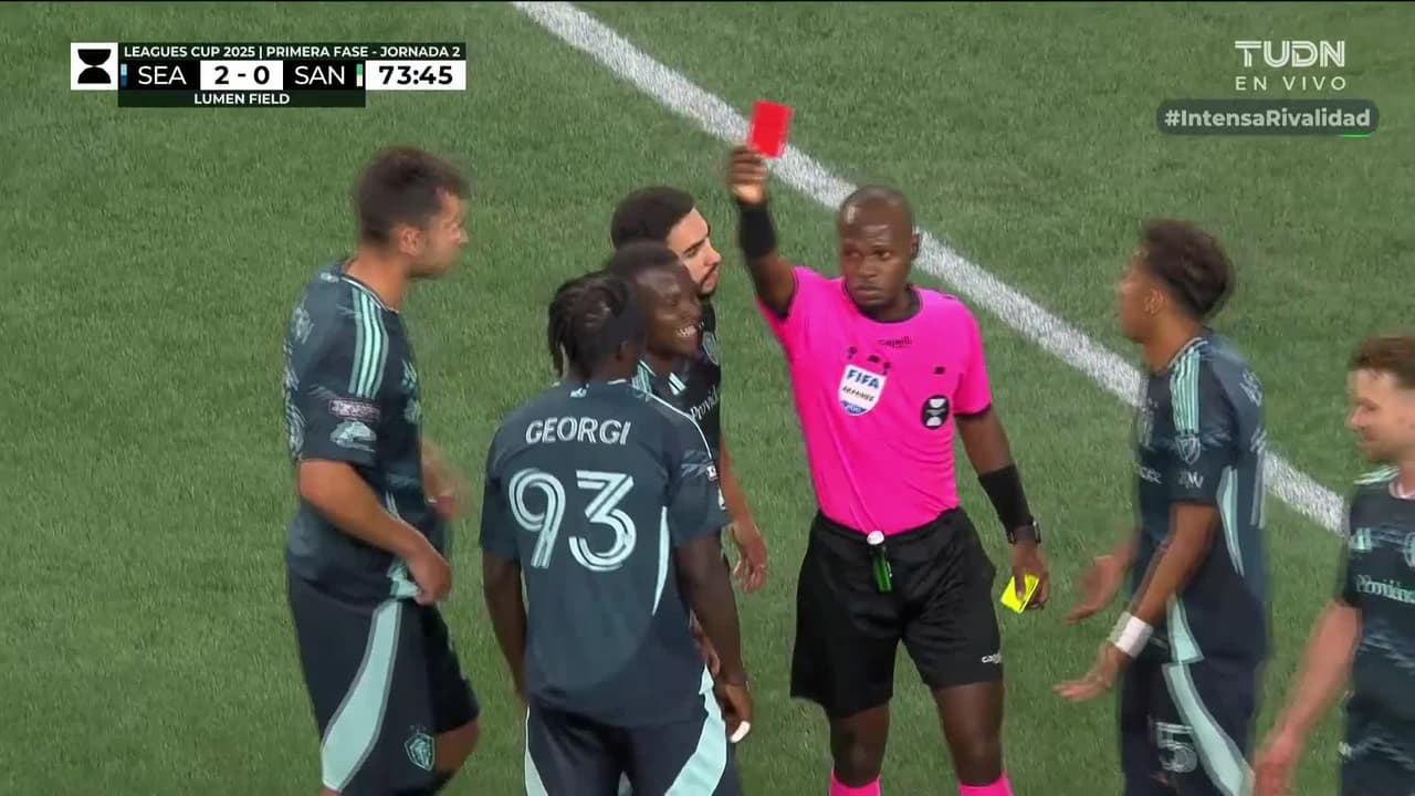 ¡Tarjeta roja para Minoungou! Festeja el gol y se va expulsado