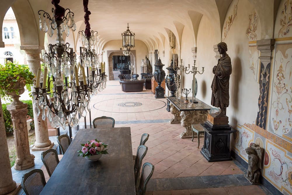 En una sentencia en junio de 2016, también fue condenada una de las hijas de Diter, Joy, ya que aparecía al frente de una de las sociedades que gestionaba la mansión: la multa fue de 10,000 dólares.