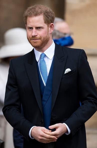 Y aunque previamente se especulaba que el gran ausente de este enlace matrimonial sería el primo de la novia, el príncipe Harry, el duque de Sussex asistió al compromiso pero sin su esposa Meghan Markle ni su pequeño hijo Archie.