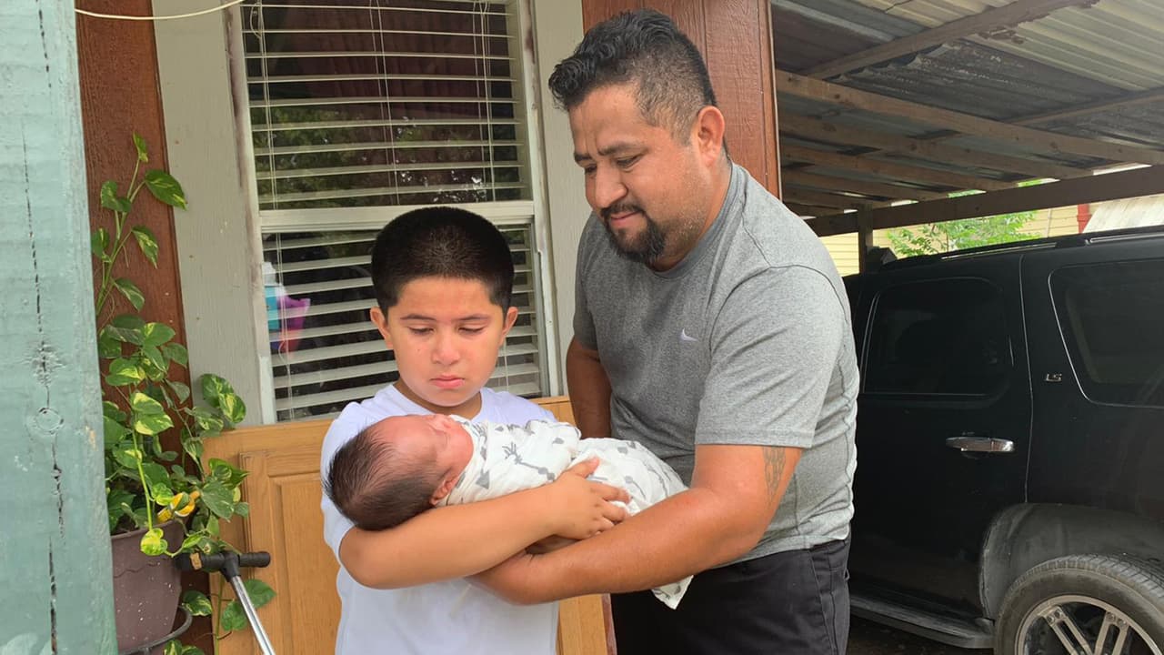 Alfredo asegura que saca fuerzas sobretodo ahora que su hijo mayor se prepara para regresar a clases virtuales el 8 de septiembre y está consiente de que le toca asumir una doble responsabilidad.