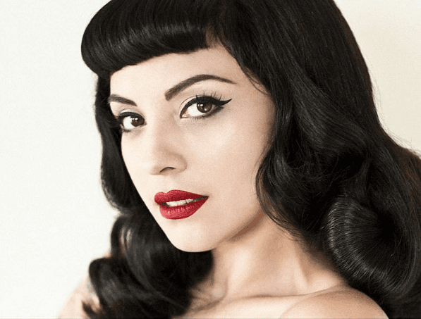 Su maquillaje tiene una tendencia clara de las mujeres en los años 40, muy del tipo pin up.