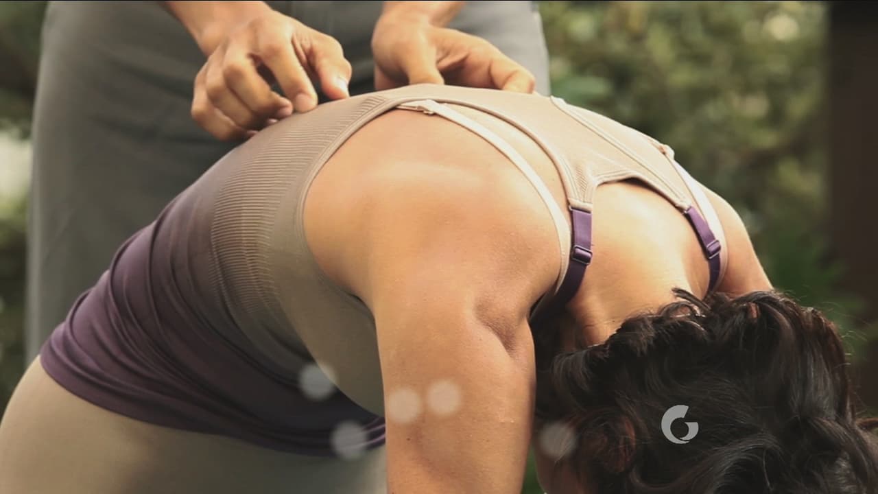 Mete los glúteos y lleva la vista al ombligo, esto para que las costillas de la espalda se expandan hacia arriba.