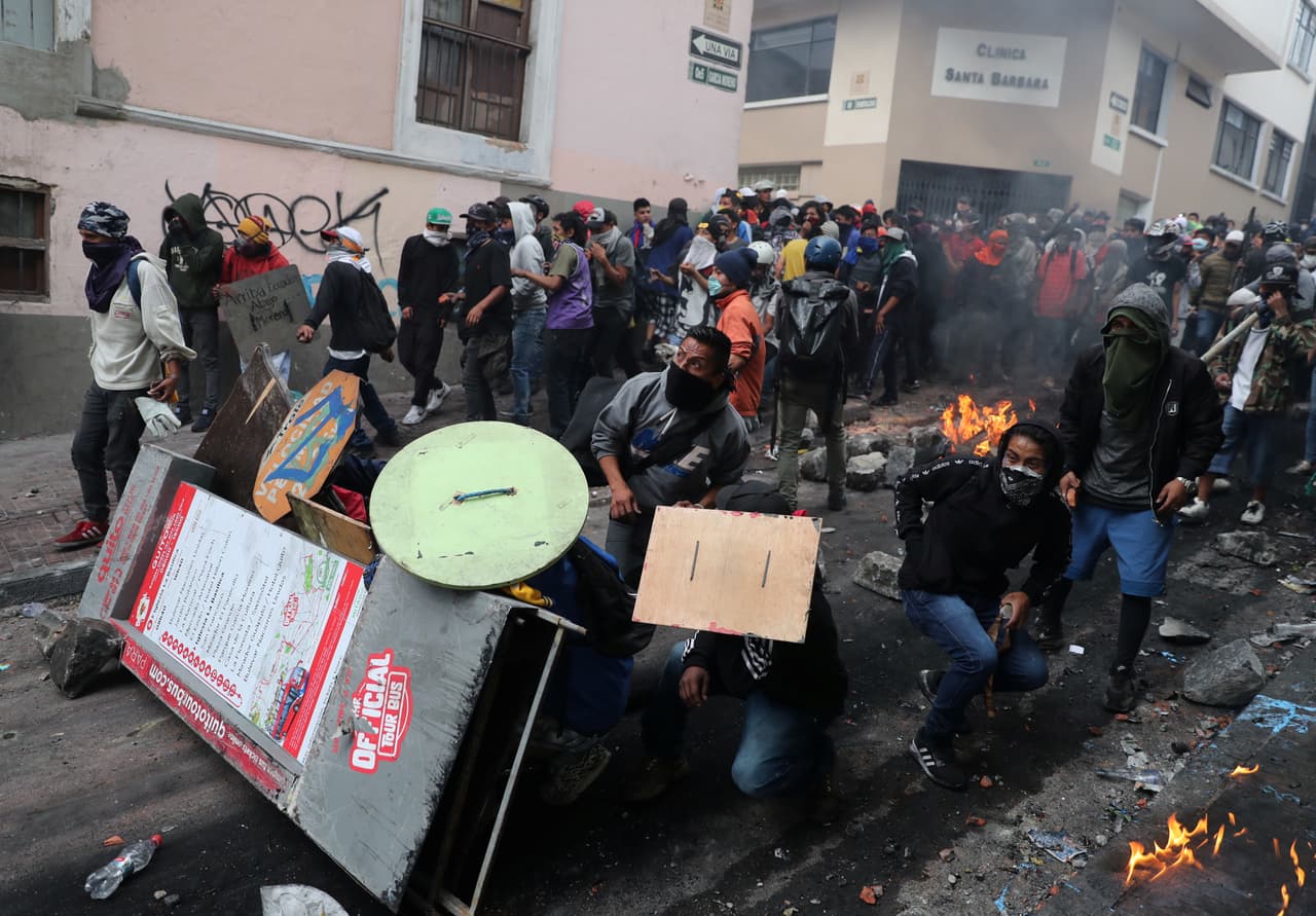 Algunos de los manifestantes que se enfrentaron a la policía llevaban escudos de cartón. El gobierno informó que, hasta la fecha, 86 efectivos de la policía han resultado heridos en los enfrentamientos contra los manifestantes y que, del lado civil, unos 360 ciudadanos han tenido que recibir asistencia médica.