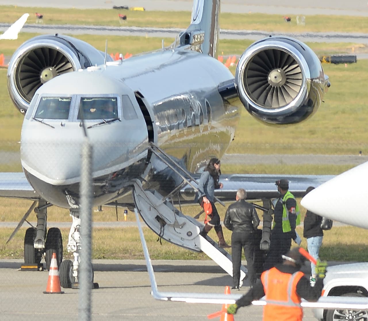 La mujer que descendió con A-Rod tiene el cabello negro y vestía una camisa azul de manga larga, pantalón negro y botas marrones. 
<br>