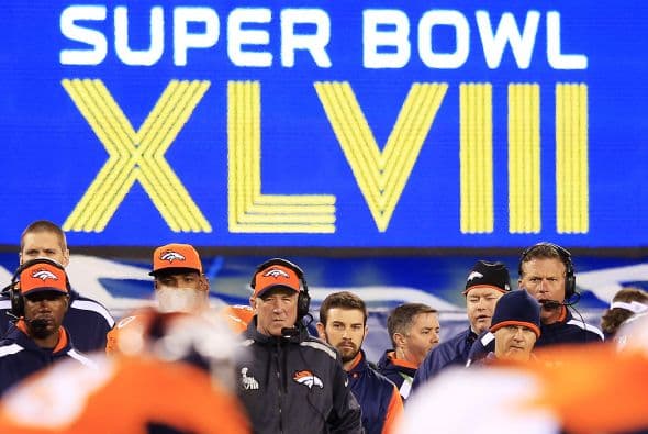 Los Seahawks, con un fútbol "total", el que había trabajado el entrenador del equipo durante toda la temporada regular, el veterano Pete Carroll, derrotaron por paliza de 43-8 a los Broncos, la mejor ofensiva de liga, con el mariscal de campo Peyton Manning a la cabeza. No habían pasado ni 12 segundos desde el comienzo del partido y los Seahawks ya hicieron historia con la anotación más rápida que se había dado jamás en un Super Bowl. Pero lo peor no fue el dejarse anotar dos puntos, sino la imagen de enfrentamiento entre Manning y el centro de origen mexicano Manny Ramírez, que no le dio bien al balón, y aunque el corredor Knowshon Moreno lo recuperó, lo hizo en la zona de protección. La mejor ofensiva de la NFL estaba paralizada, sin saber qué hacer, y ahí fue el comienzo y el final del partido disputado en el MetLife Stadium, de East Rutherford (Nueva Jersey), donde la temperatura fue de 43 grados. Malcom Smith recibió el premio de Jugador Más Valioso (MVP), el octavo defensor que lo consigue en un partido de Super Bowl y el tercer apoyador. Carroll, de 61 años, el tercer entrenador con más edad de la NFL que ganó un Super Bowl, se convirtió en el tercer entrenador que logra los dos títulos de campeón universitario de la NCAA con el equipo de USC y ahora los Seahawks en la NFL.