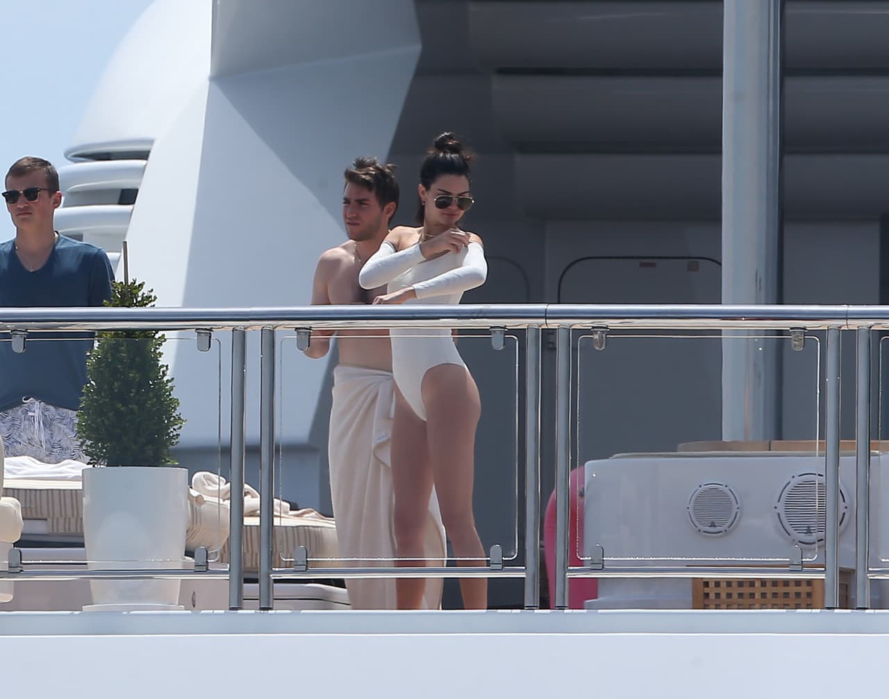 Toda la semana, las hermanas Kendall Jenner y Kourtney Kardashian han sido vistas disfrutando del sol en un yate en la localidad francesa de Antibes. Kourtney ha estado con su novio, Younnes, mientras Kendall Jenner ha optado por broncearse y pasear sobre un paddleboard y un jet-ski.