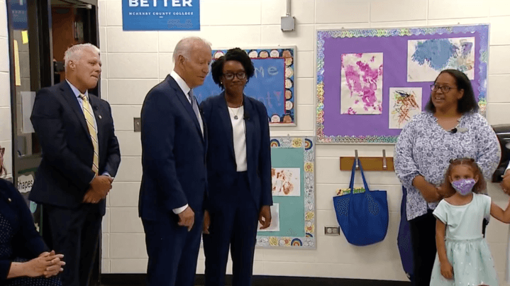 El Plan de Familias Americanas promovido por el mandatario en Crystal Lake ofrece:
<br>- Días libres por enfermedad o embarazo pagados.
<br>- Expande los créditos tributarios para familias trabajadoras.
<br>- Extiende el envío de cheques de hasta $300 por hijo.
<br>Se estima que en Illinois las familias de dos millones y medio de niños podrían beneficiarse.