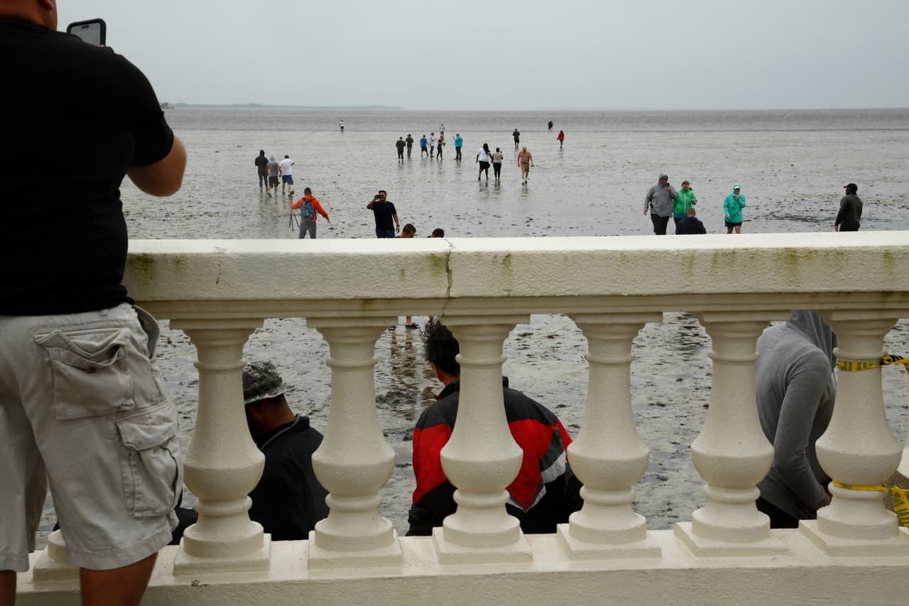 Muchas personas caminan por donde debería estar el mar, aunque Irma llegará a la ciudad en pocas horas y muchas zonas han sido evacuadas.