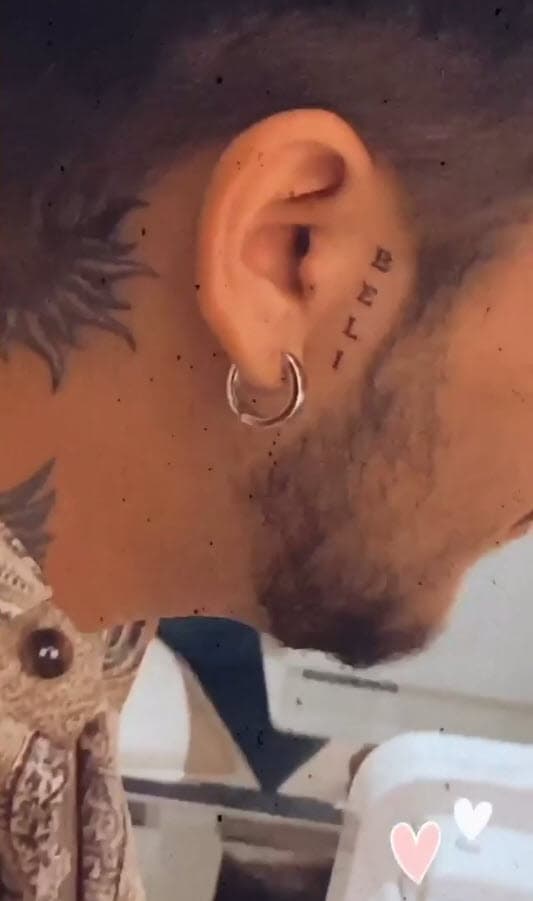 El primero lo tiene al lado de uno de sus oídos,
<b>"Beli"</b>.
<br>