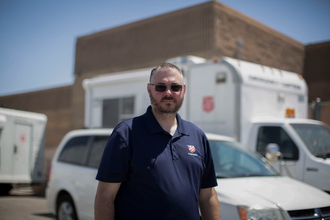 “La comunidad no pidió esto, pero está pasando”, dice el capitán Jeff Breazeale, encargado del albergue Breazeale. “Puede ser devastador que una ciudad tan pequeña como Yuma, que tiene una población de 100,000 habitantes, continúe recibiendo hasta 200 migrantes cada día”, advierte.