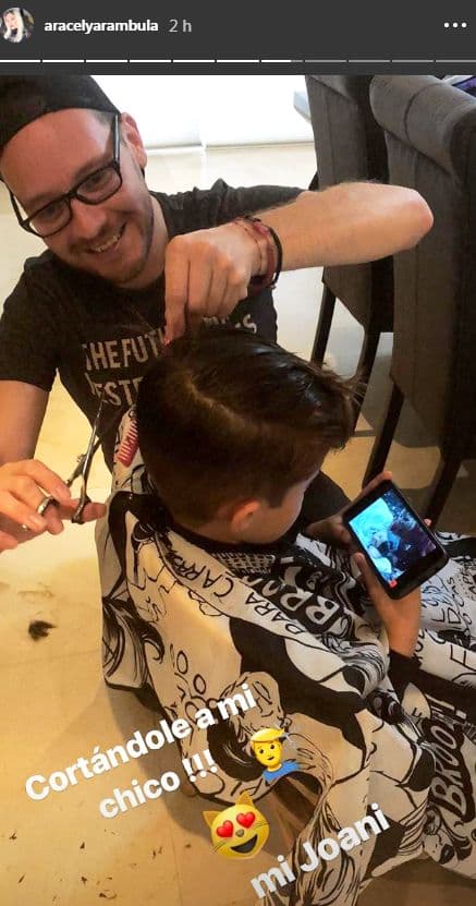 El pequeño Daniel, que en ese momento tenía 9 años, posó muy relajado jugando mientras un estilista le cortaba el cabello.
