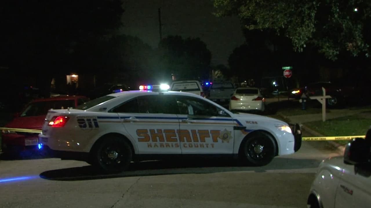 Se presume que el caso sea por una venta de drogas porque a uno de los jóvenes se le encontró que llevaba sustancias químicas. La Oficina del Alguacil del condado Harris investiga si hay una tercera persona involucrada.