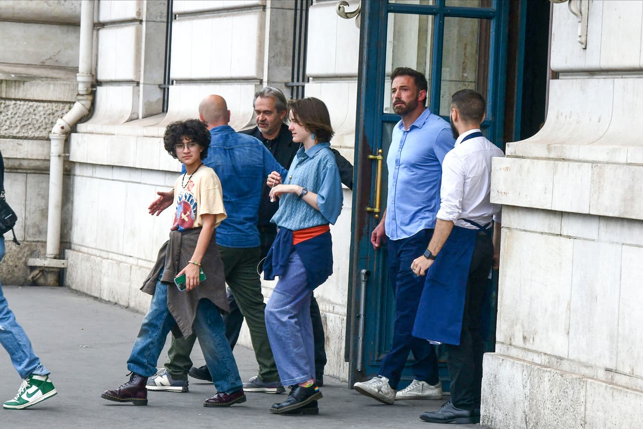 En cambio, Seraphina se dejó ver más 'preppy' con un suéter de cuello alto y jeans recortados, calcetines de arcoíris y mocasines de cuero negro, también de Dr. Martens. 
<br>