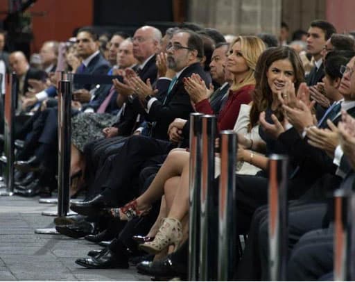 Todo el tiempo pendiente al discurso y sonriente ante todos.