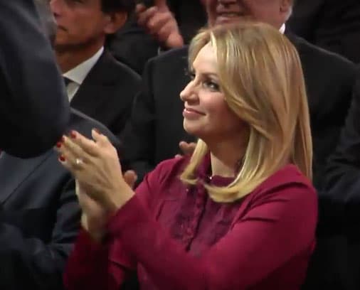 No paró de aplaudirle a su marido.