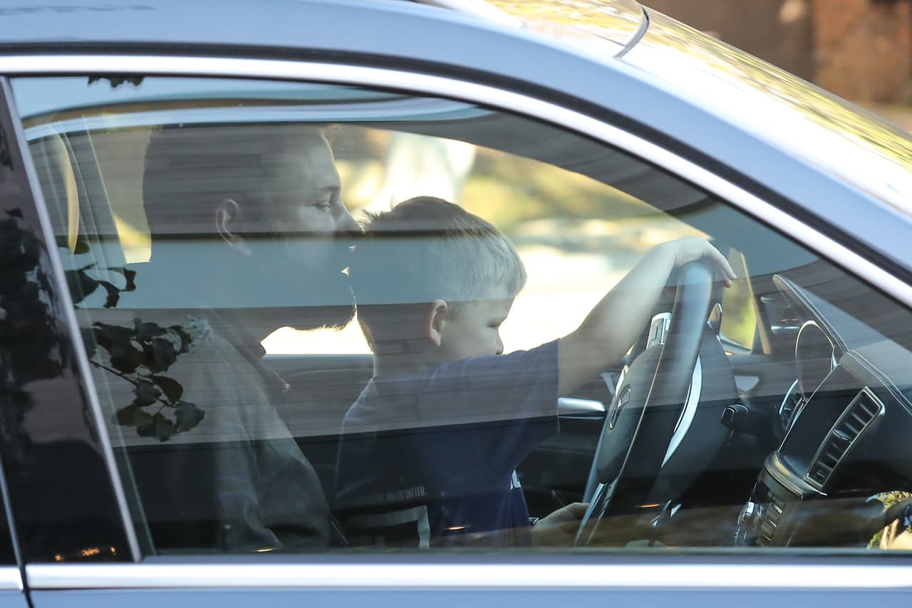 Samuel comenzó a mover el volante.