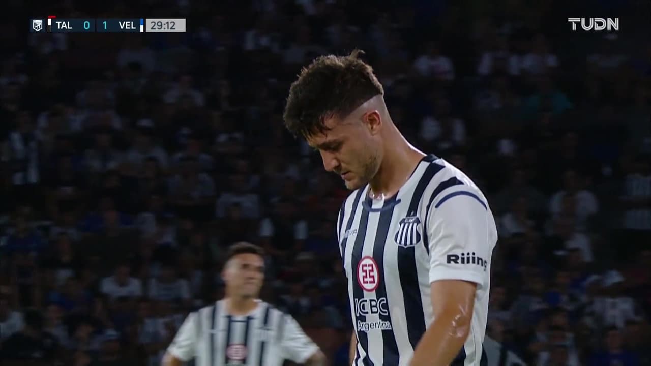 ¡Mala suerte! Pizzini marca en propia meta y da ventaja a Vélez