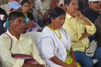 Padres de los estudiantes desaparecidos en Iguala escuchan a familiares de otras víctimas de violencia.