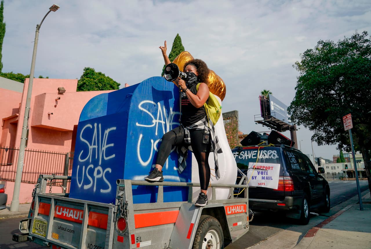 La manifestación ocurrió un día después de que el Director General de Correos, Louis DeJoy, testificó ante el Senado y aseguró que el Servicio Postal sería completamente capaz de manejar las papeletas que se espera que lleguen antes de las elecciones de noviembre, aunque no dijo cómo lo lograría.
<br>