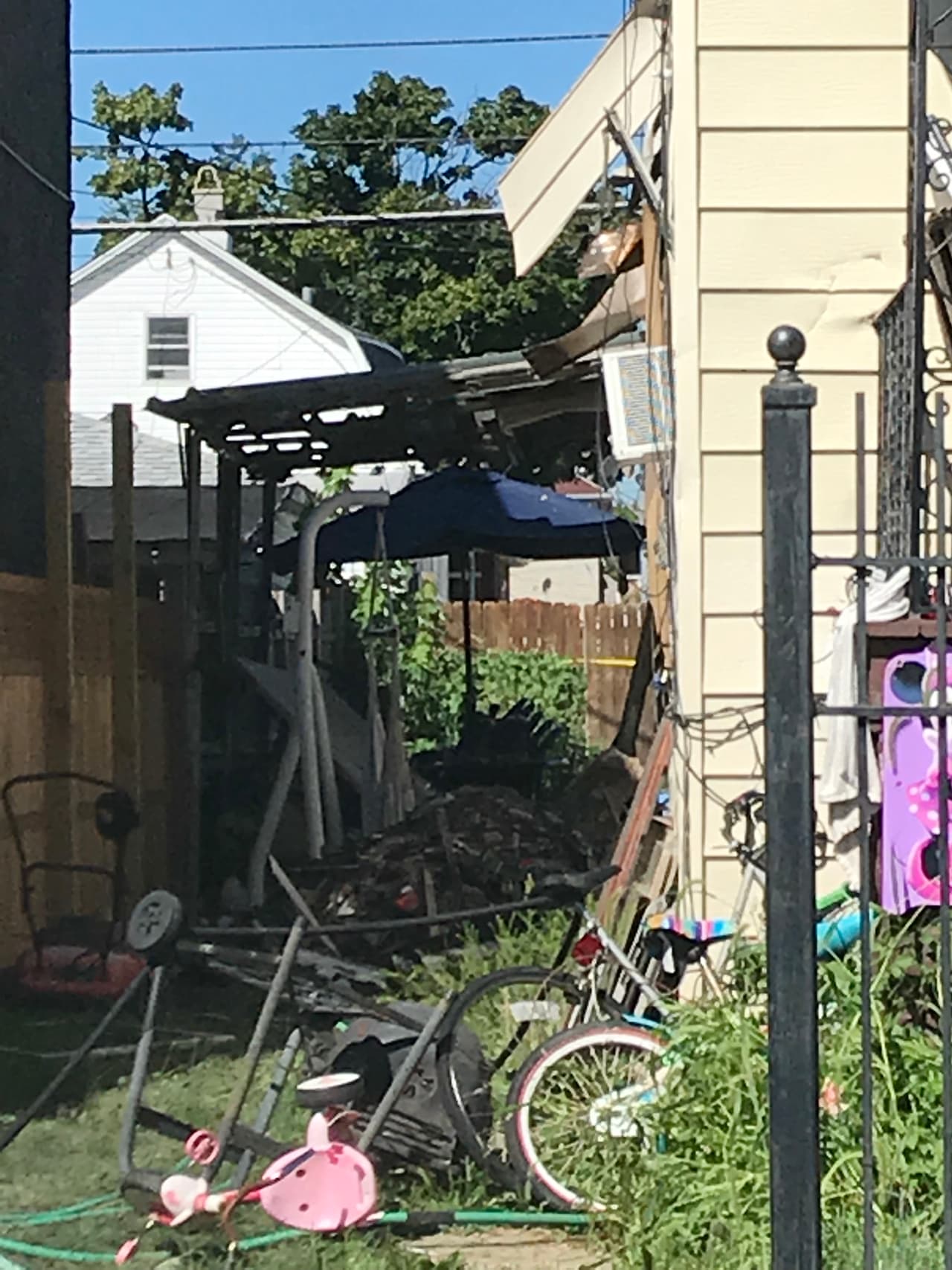 Otras nueve personas también estaban en la casa, pero nadie más resultó herido, dijo la policía. Los residentes se fueron a vivir con otros familiares porque la casa quedó inhabitable después del incendio.